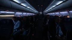 離陸前に機内の照明が消えることに気づいたことはありますか？その本当の理由には驚くかもしれません